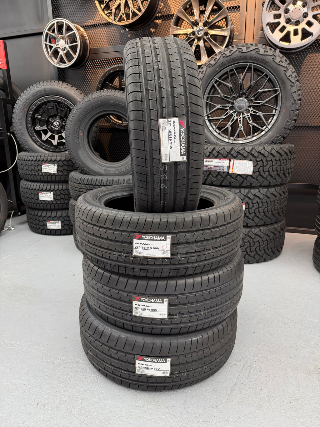 Yokohama ADVAN V61 225/55R19