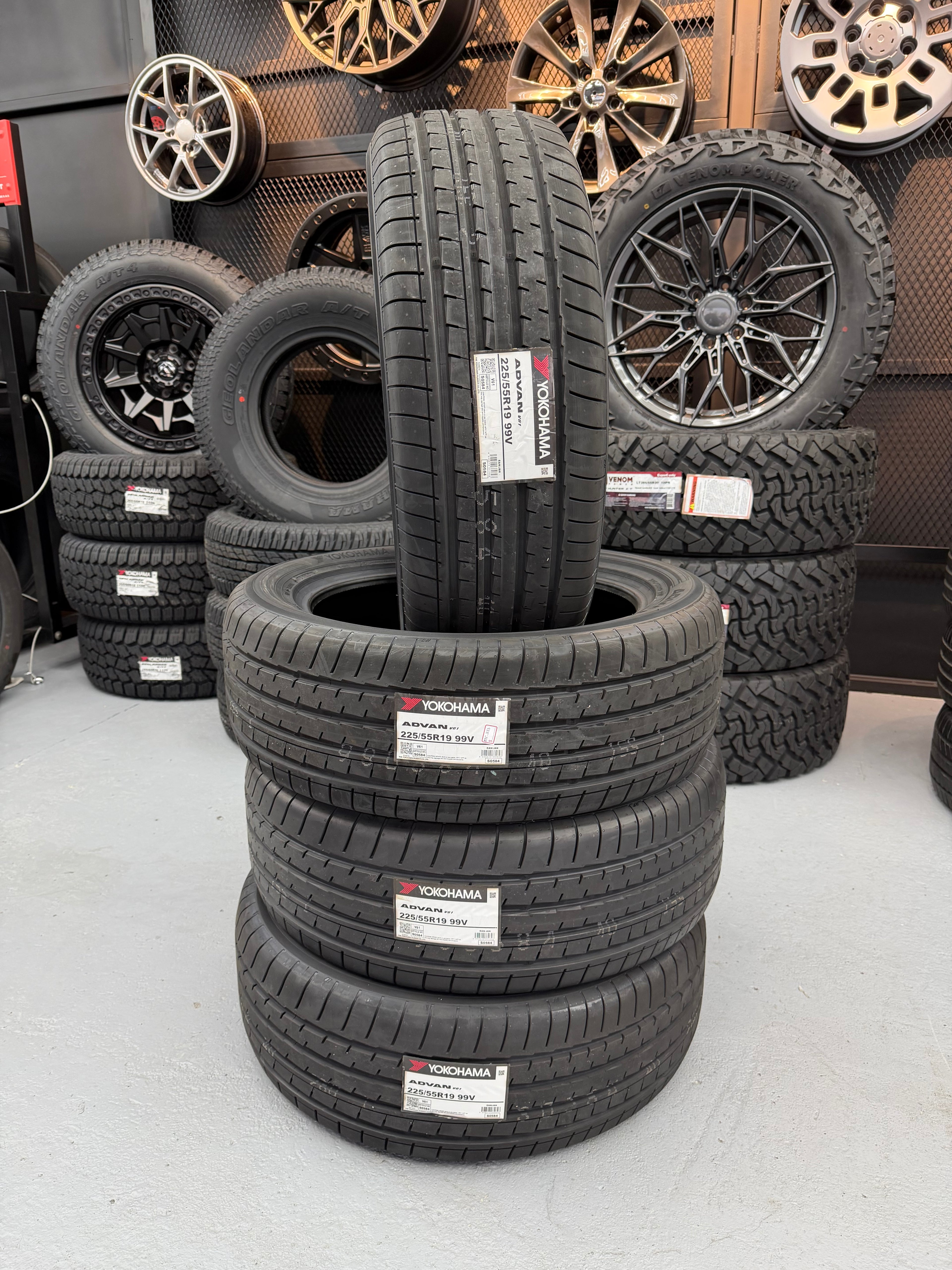 Yokohama ADVAN V61 225/55R19 99V