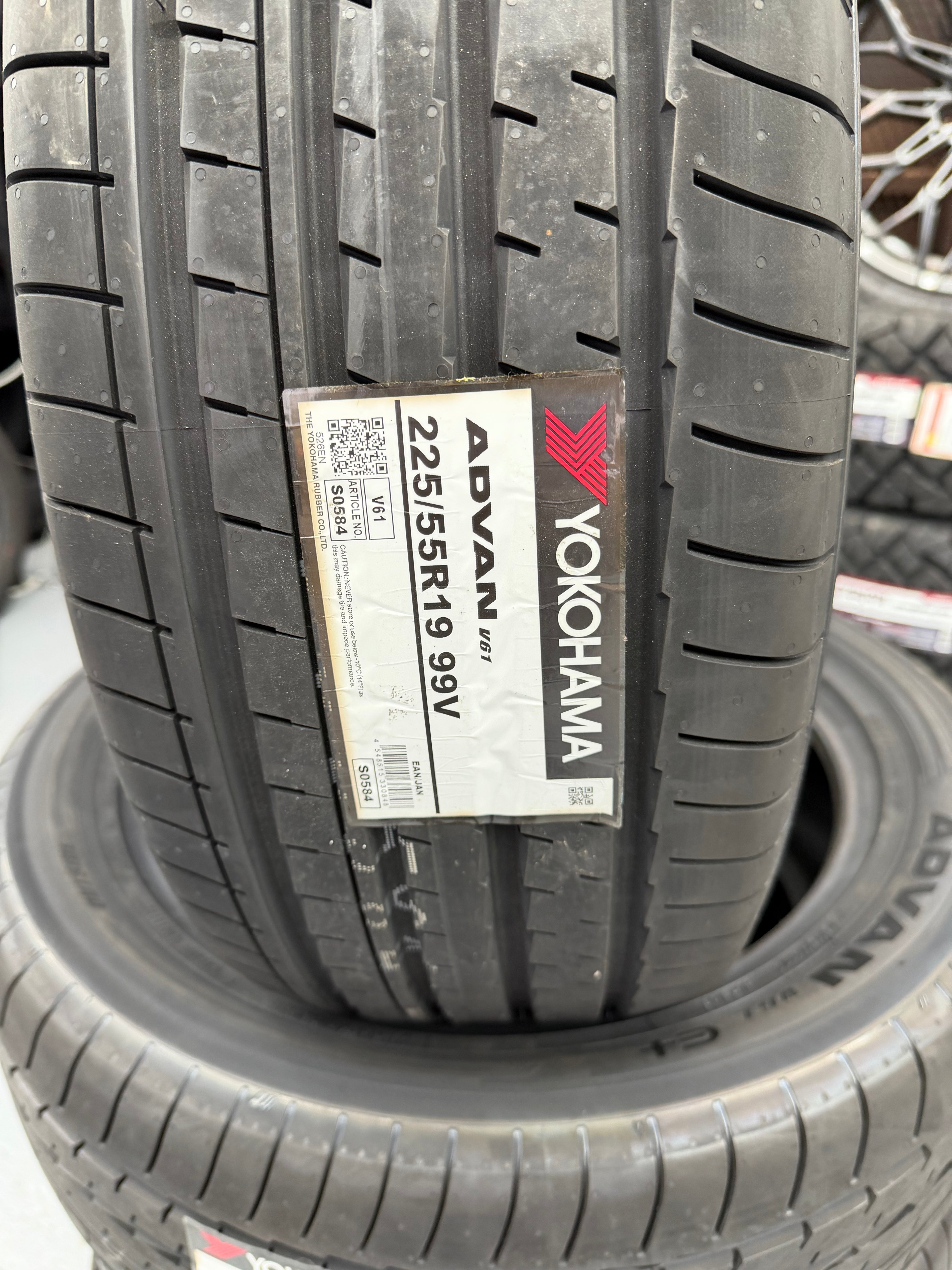 Yokohama ADVAN V61 225/55R19 99V