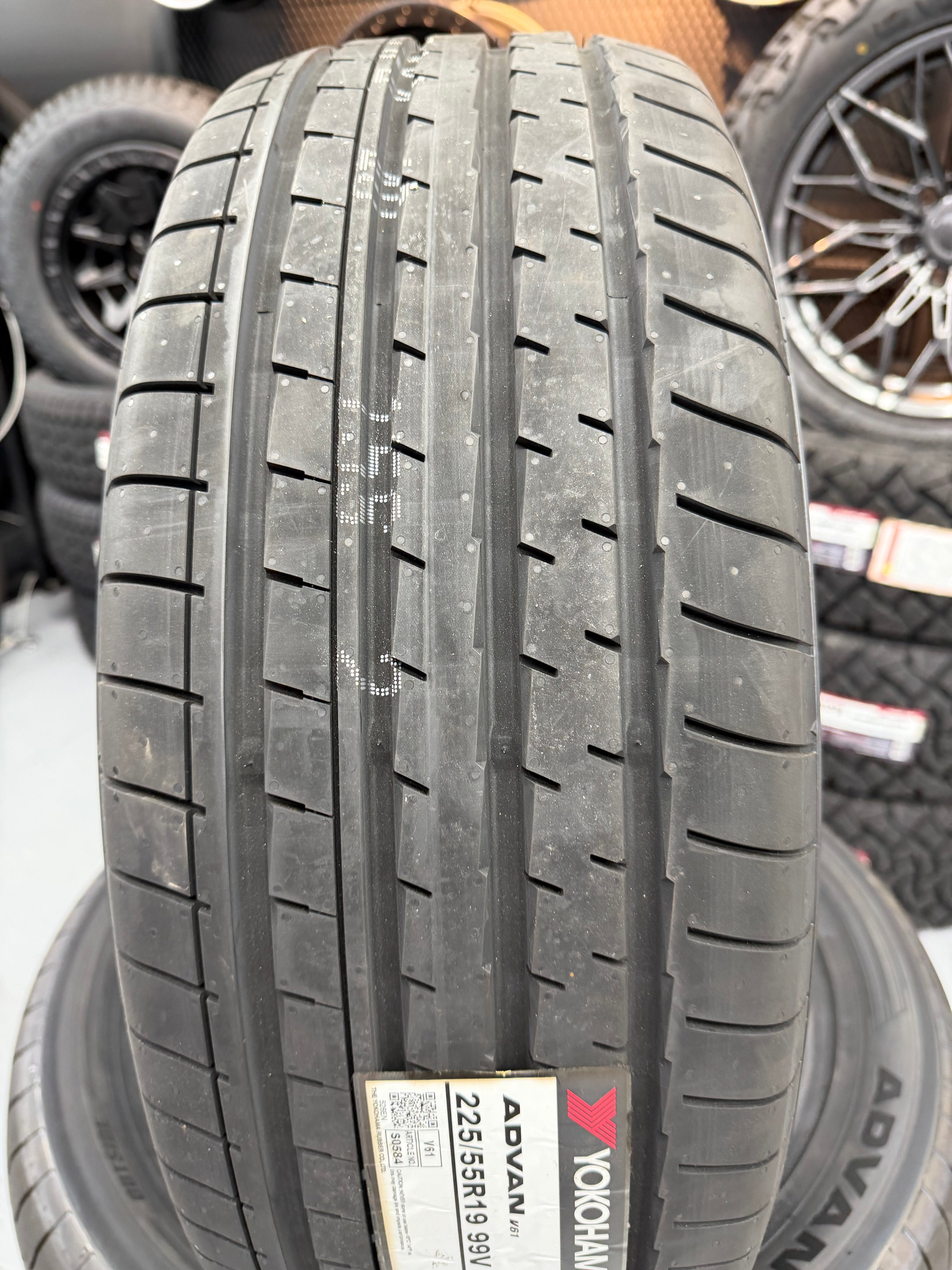 Yokohama ADVAN V61 225/55R19 99V