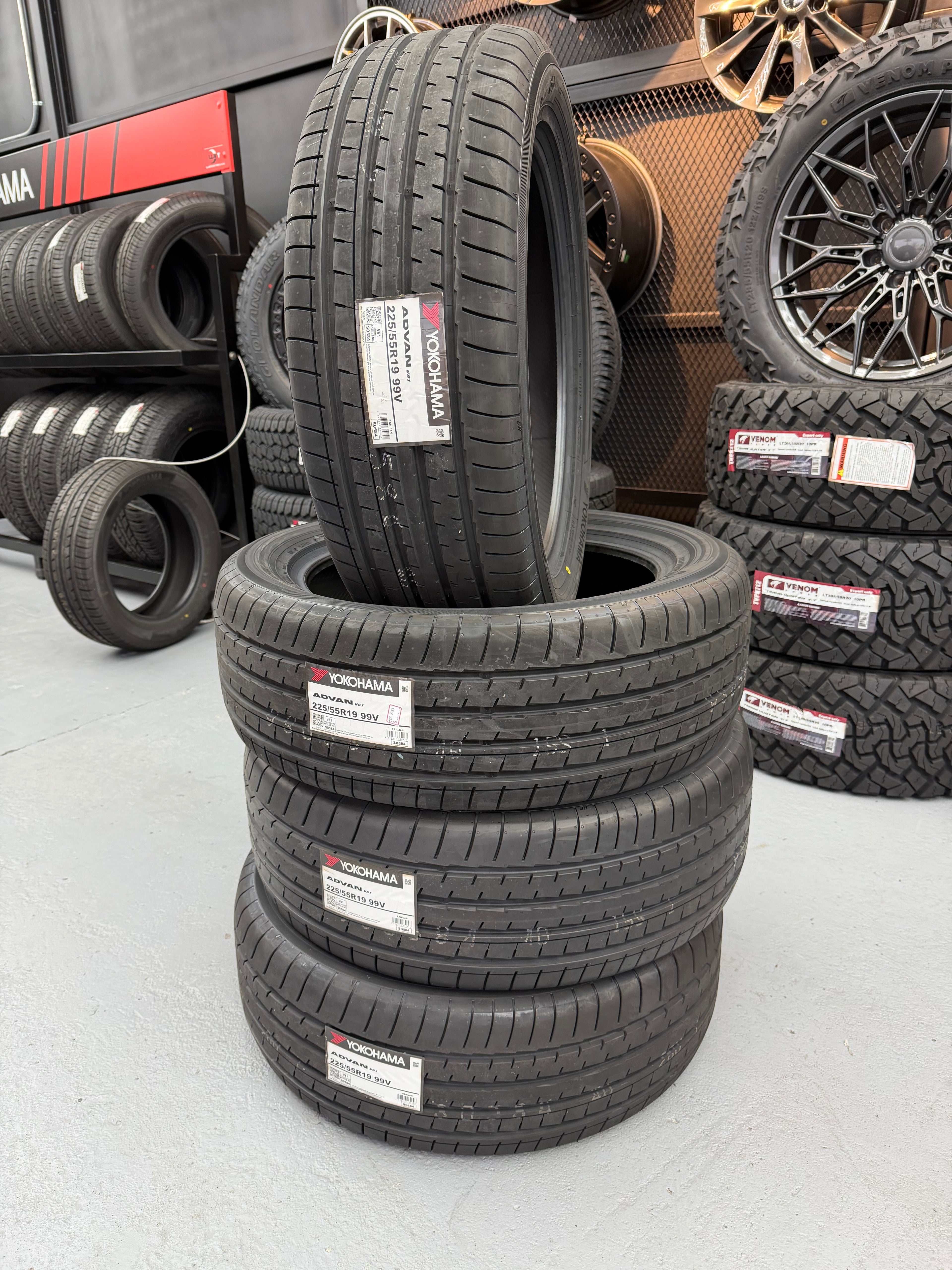 Yokohama ADVAN V61 225/55R19 99V
