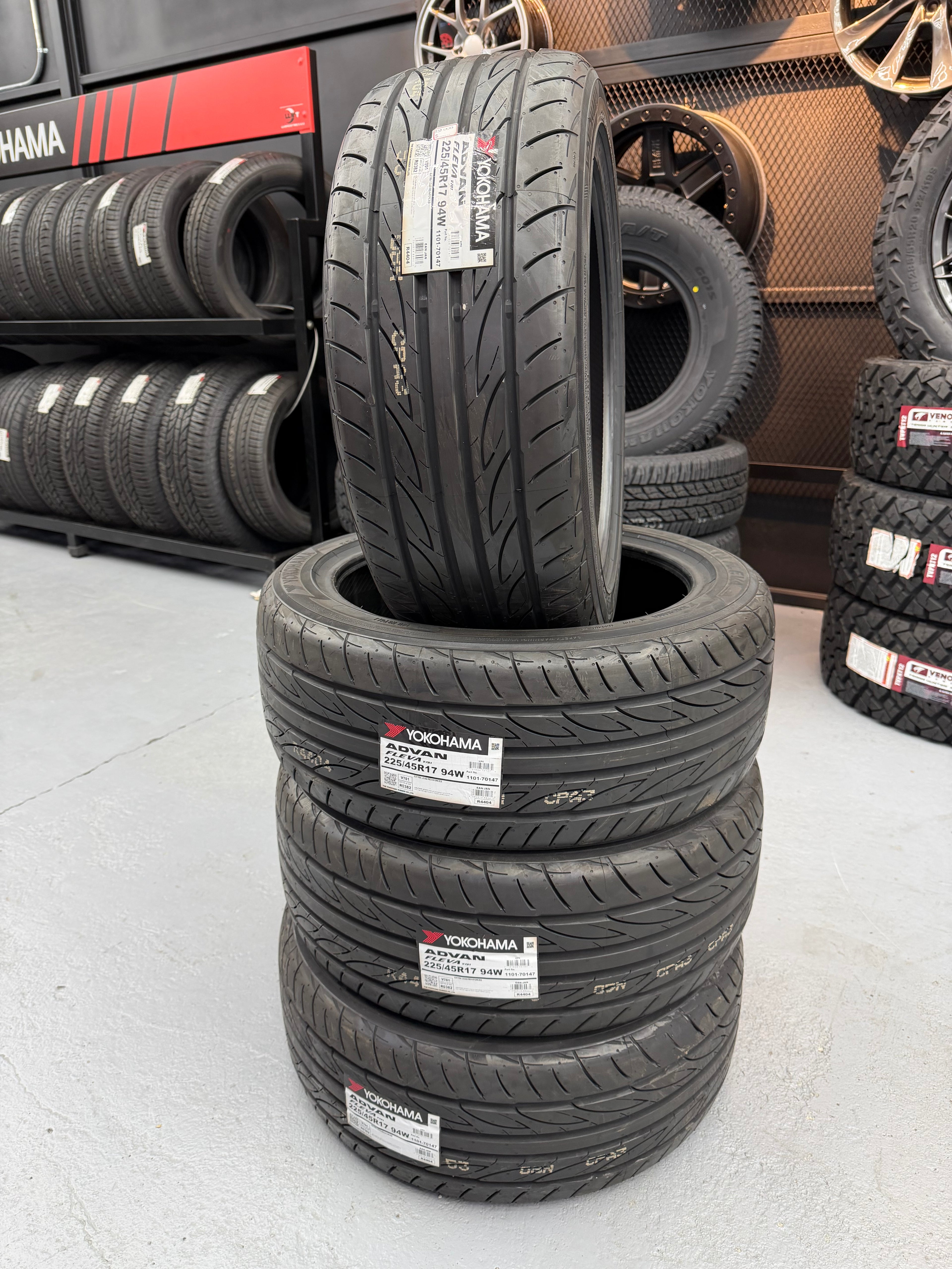 Yokohama ADVAN Fleva V701 225/45R17 94W